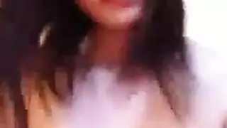 فتاة تجعل الفيديو الإباحية خمر