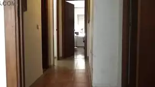 خادمة تنظيف مسلمة تشعر بالانزعاج عندما ترى صاحب الديك الأسود الكبير