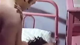 زوجة قرنية في ثوب الليل الوردي مارس الجنس