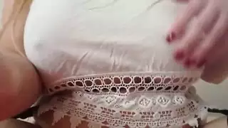 اللعب مع حلماتي الكبيرة