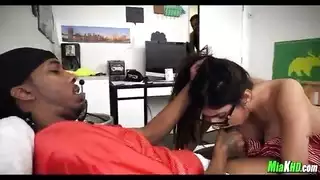 ميا خليفة في غرفة النوم