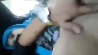 المعلم بالإصبع كس في السيارة