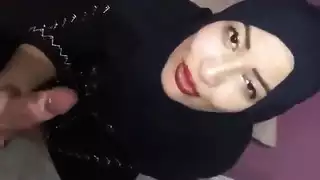 امرأة جميلة في الحجاب تمتص الديك
