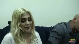 الشقراء تمارس الجنس عن طريق الفم لرجل أسود طويل القامة بقضيب سميك