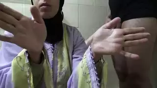 الزوجة العربية الديوث تريد ممارسة الجنس مع الرجال البيض في لندن