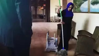 العرب المكشوفون حارس الفقراء يحصل على أموال إضافية من بوس في مقابل ممارسة الجنس
