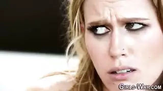 المرأة الحمراء يلعق كس