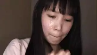 فتاة يابانية صغيرة حصلت على الديوك الدافئة في عمق فمها القذر والكرات ، حتى جاءت