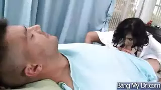 ممارسة الجنس على سرير المستشفى مع الطبيب الجميل