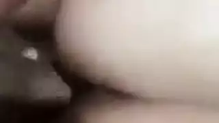 تقلع ملط و تغريه بجسمها و تفنس بطيزها و كسها المنتوف في أروع سكس عربي نار