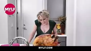 تتيح زوجة الأب شقراء ربيب ربيبها لتركيا