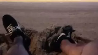 اصطياد الأزواج سخيف على الشاطئ – إنها تريد مني الانضمام!