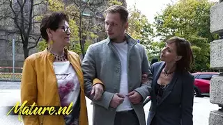 سيدة ناضجة تلعق كس فتاة صغيرة مشعرة