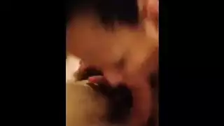 مص الديك الأبيض الغني حتى يومس