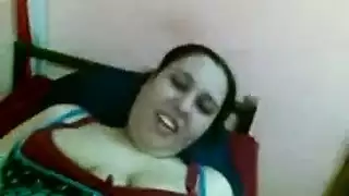 زوجة عربية بزازها كبيرة و طيزها سمينة تتشرمط بسخونة مع نياكها