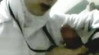 ممرضة مصرية محجبة تمص الزب