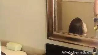 سيدة سمراء مع الحمار كبير يحب ممارسة الجنس أمام المرآة