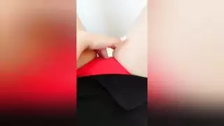 أخت الشابة تستمني بوسها الرطب من خلال سراويل حمراء عندما تكون المنزل وحده الفخامة