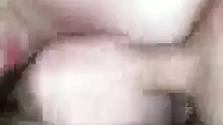 تمتلئ جبهة مورو بصورة عاهرة في بيكيني كيتوت بقضيب أبيض صلب على الأريكة