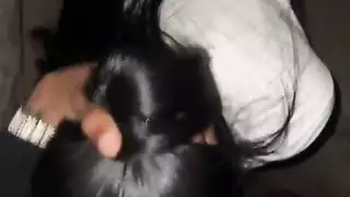 تتصل والدتها أثناء استخدامي لحلقها