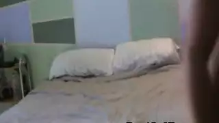 كبير الثدي فاتنة مارس الجنس على السرير.