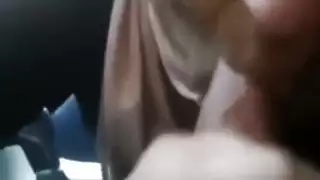زوجة محجبة تمص الزب في السيارة حتى يقذف في بلعومها