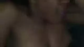 امرأة سوداء مع الحمار ضخمة تحصل مارس الجنس من الخلف ويئن أثناء كومينغ
