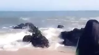غانا موديل يهز الحمار على الشاطئ