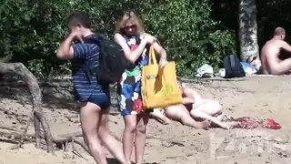 يلعب بكسها و يمص بزازها و هي مستمتعة في الشاطئ