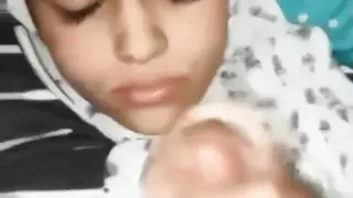 شابة مسلمة وقحة الحصول على نائب الرئيس في جميع أنحاء وجهها بعد أن تمتص الديك