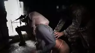جولة من الغنائم فتاة عمل عربية ترضي الجندي الأمريكي في مبنى مهجور