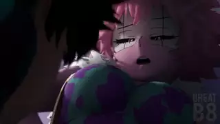 شقراء متعرج تمنع ثديها الساحر والحمار المستديرة