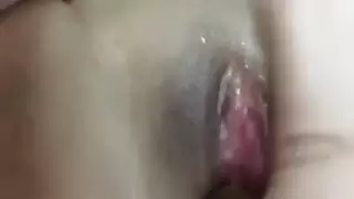 شابة عربية تسعد نفسها