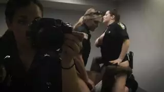 ممارسة الجنس مع اثنين من رجال الشرطة استغل من قبل رجل أسود