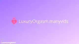 إنه يضغط على ثديي الكبير قرنية