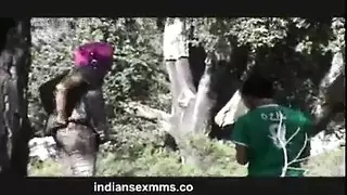 باكستاني ينيك محجبة تحت الشجرة