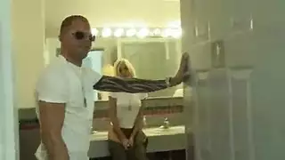 فتاتان يمارسان ممارسة الجنس تحت الحمام بينما يراقبهم الرجال في العمل