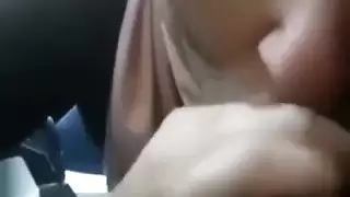زوجة محجبة ترضع الزب في السيارة