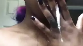يتم تصوير فتاة سوداء غبية وهي تمارس الجنس مع فمها
