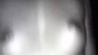 الفرخ الفرنسي يركب دسار مدهشًا ، في حين أن صديقتها المفضلة تقوم بعمل فيديو لها