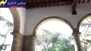 الجدة تاخذ حفيدتها و تركب الدراجة ثم يذهبان الي الغابة ثم يمارسون السحاق