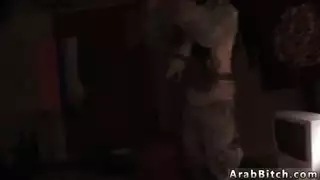 المطبخ العربي الفرنسي والفتاة العامل المحلية في سن المراهقة المسلمة