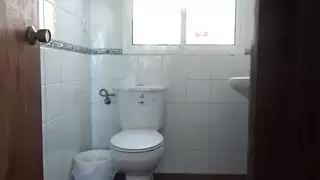 زوجة من الديوث المسلم التركي قرنية تمارس الجنس في مرحاض عام مع الجندي الأمريكي