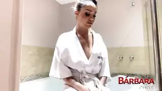 هذه المرأة الإباحية الحسية للغاية تصبح متحمسة كالمجنون في الحمام