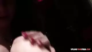 امرأة سمراء في سن المراهقة قرنية مارس الجنس على المسرح