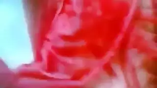 مفيش امتع من الاحمر الشفاف على جسم اللبوه اللى بتهيج جوزها المسافر بعرض نيك