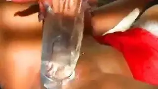 امرأة سمراء مثير سويتي تتلقى لقطة من الجليد على يديها وجمل