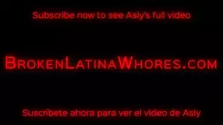 يحمل النحيف اللاتيني الخاضع الخاضع للثبات موانئ دبي مكثفة ووجه سخيف