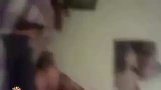 منحرف يصور زوجته المحجبة نائمة ويبعبص في بزازها الملبن