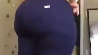 امرأة سمراء لذيذة تمتص الديك ويحصل مارس الجنس.